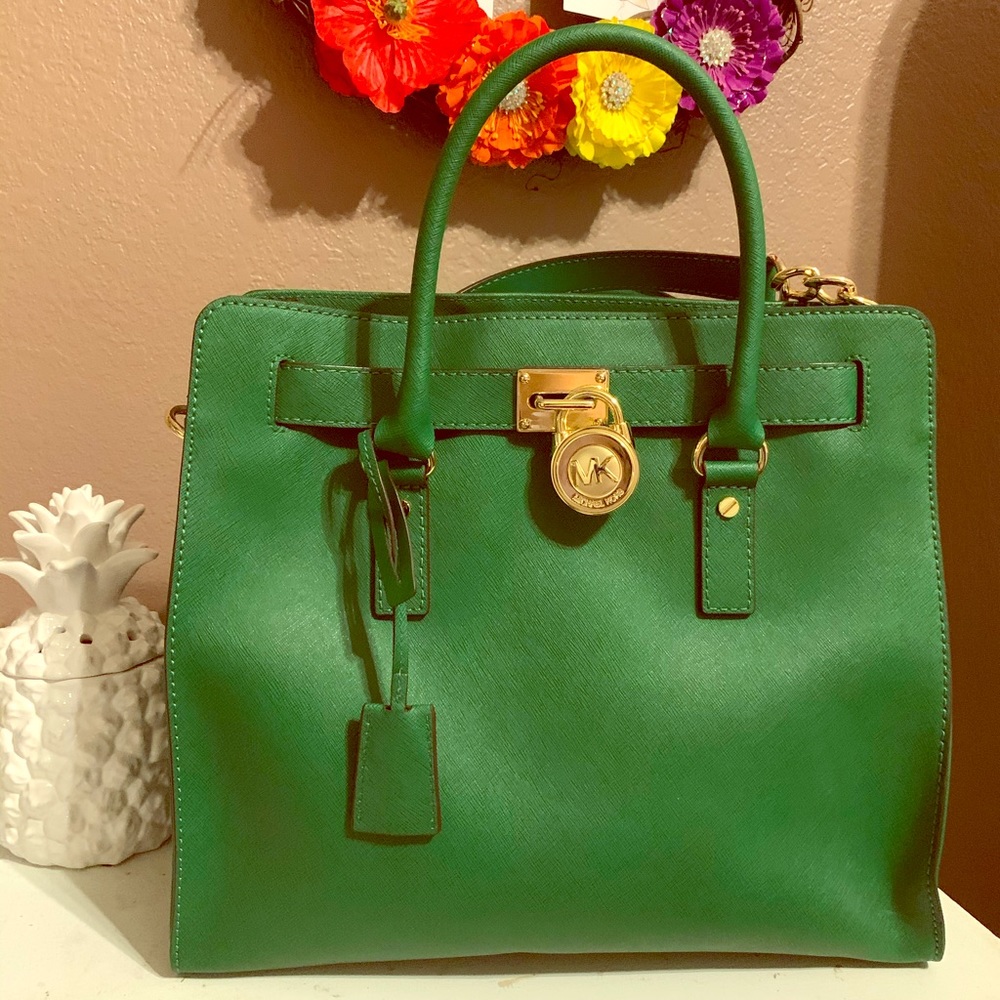 Beautiful rich 💛💚MK purse 👜 💚💛